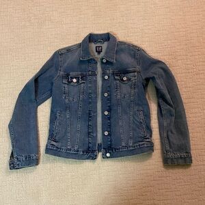 NWOT. GAP denim jean jacket. Blue. Size small.